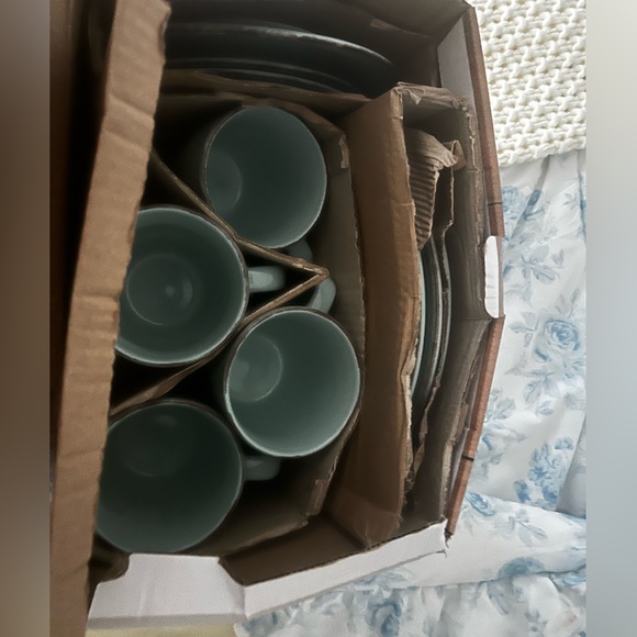 16 piece Enamel Dish set - Picture 2 of 6